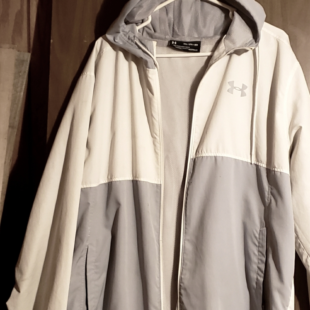 UNDER ARMOR WINDVREAKER HOODIE!